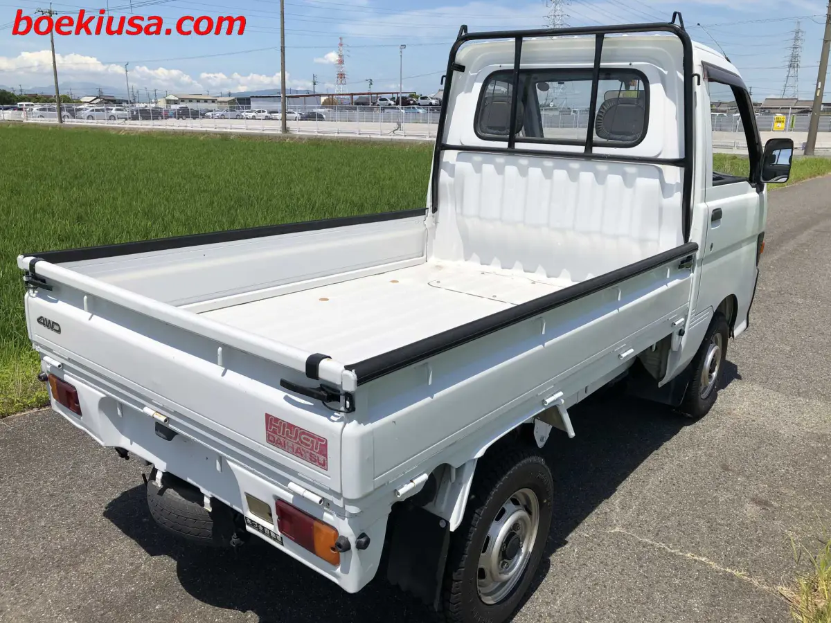 1995 Daihatsu Hijet 4x4, a white Kei Truck, for sale at Boeki USA in Paterson, NJ (photo 4 of 20)