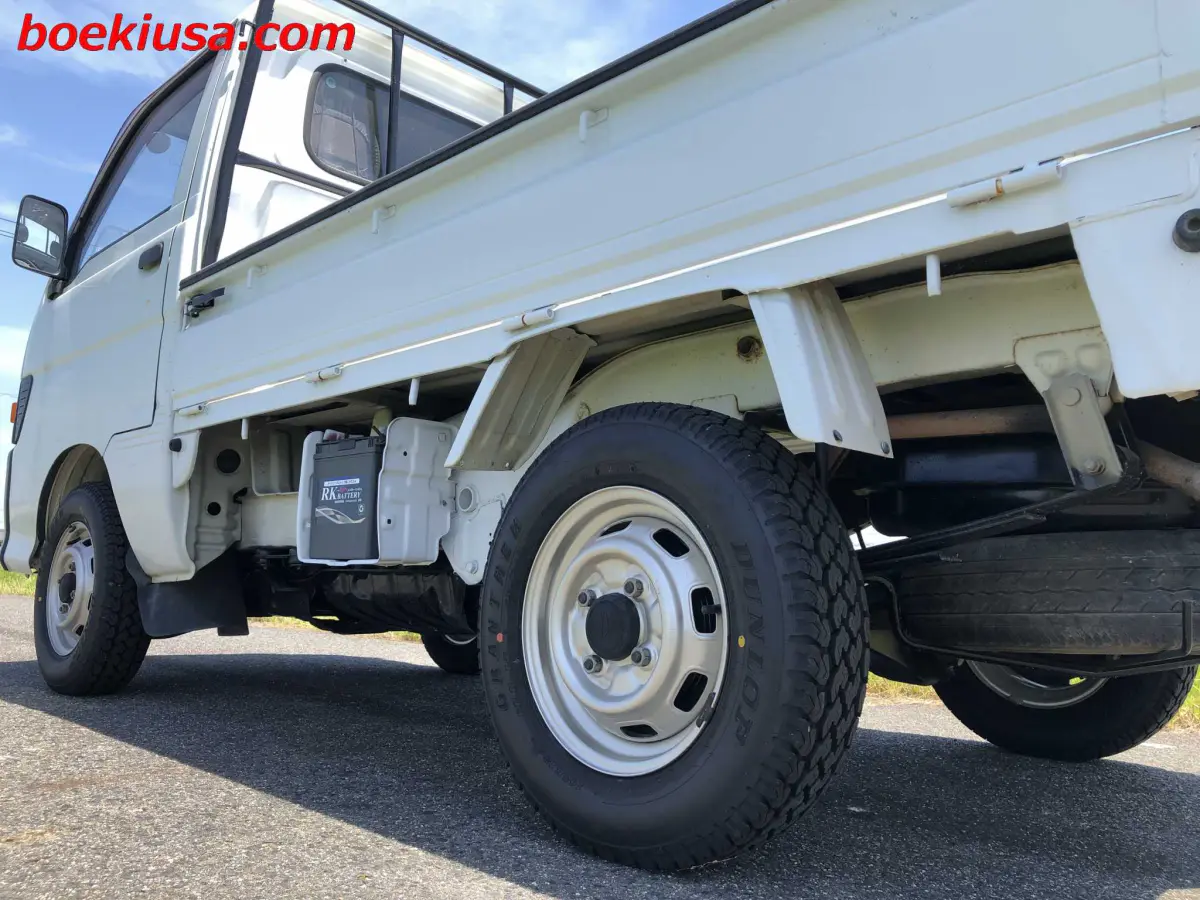1995 Daihatsu Hijet 4x4, a white Kei Truck, for sale at Boeki USA in Paterson, NJ (photo 5 of 20)