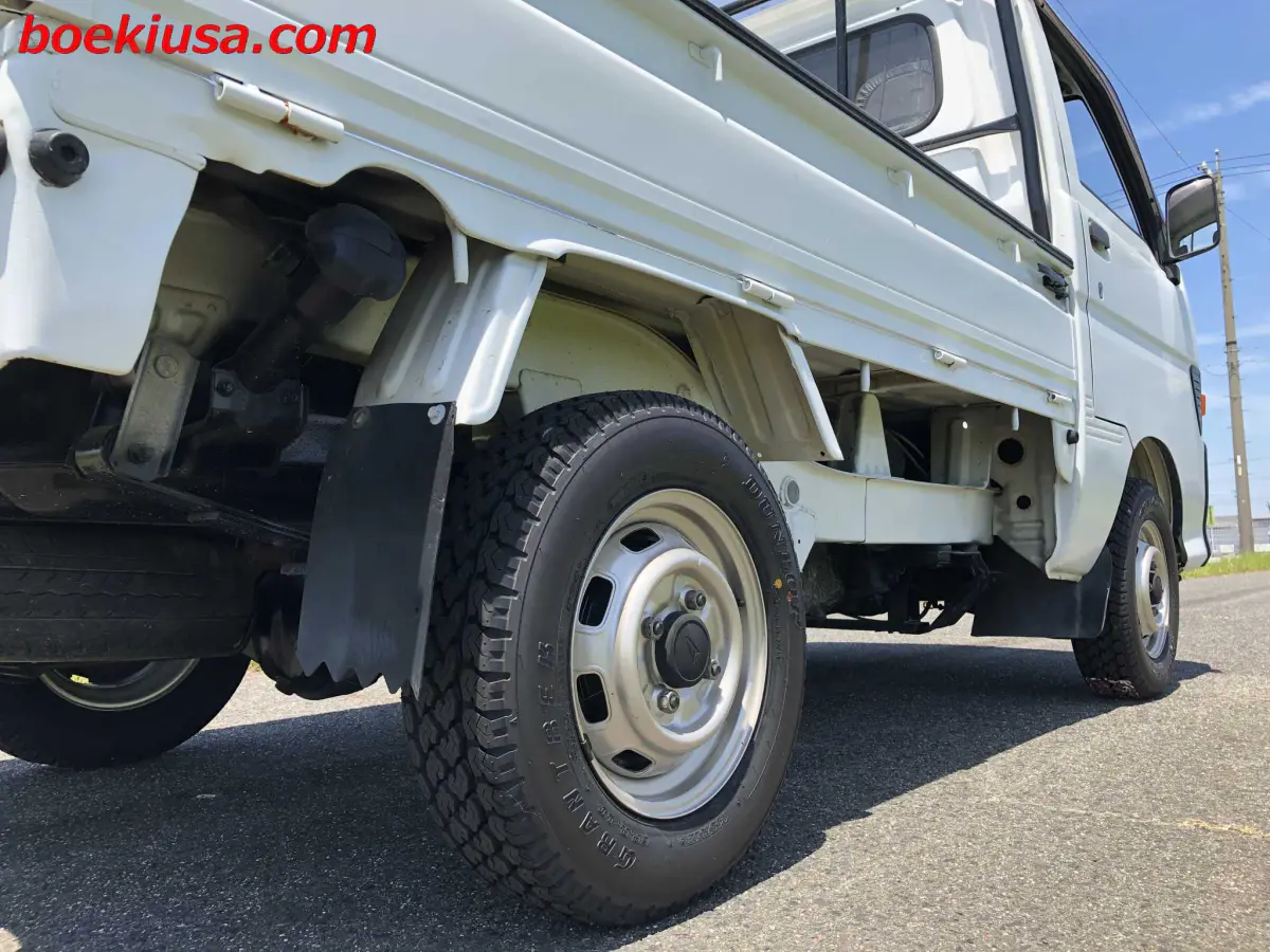 1995 Daihatsu Hijet 4x4, a white Kei Truck, for sale at Boeki USA in Paterson, NJ (photo 6 of 20)
