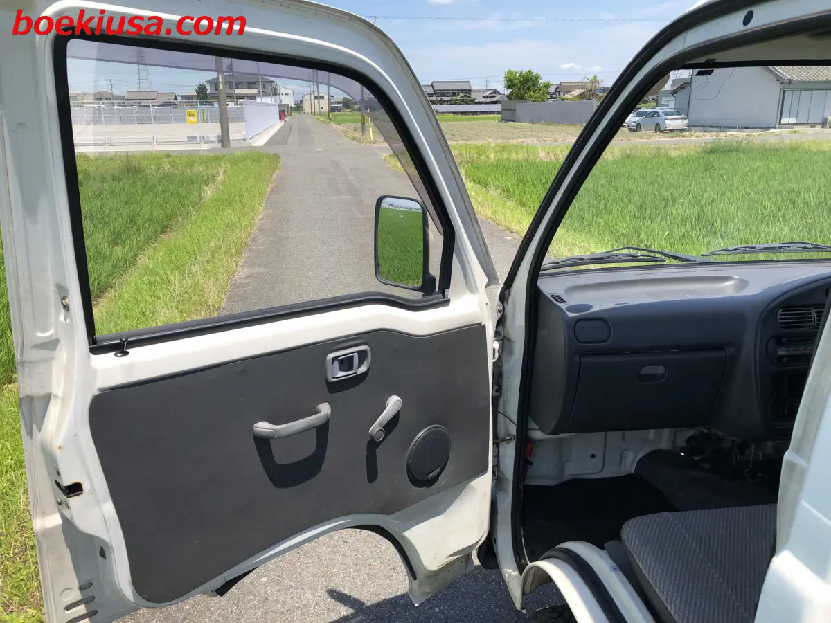1995 Daihatsu Hijet 4x4, a white Kei Truck, for sale at Boeki USA in Paterson, NJ (photo 8 of 20)