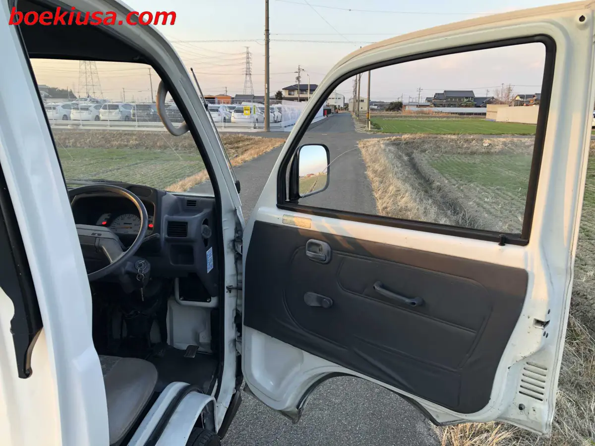 1995 Mitsubishi Minicab 4x4, a white Kei Truck, for sale at Boeki USA in Paterson, NJ (photo 12 of 20)