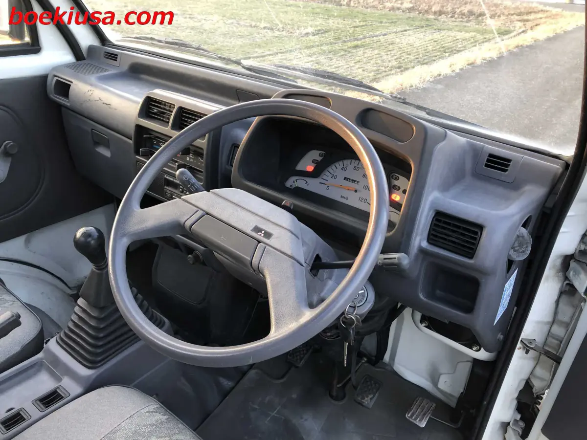 1995 Mitsubishi Minicab 4x4, a white Kei Truck, for sale at Boeki USA in Paterson, NJ (photo 13 of 20)