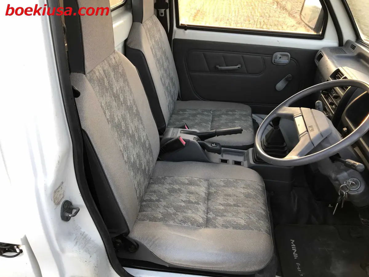 1995 Mitsubishi Minicab 4x4, a white Kei Truck, for sale at Boeki USA in Paterson, NJ (photo 14 of 20)