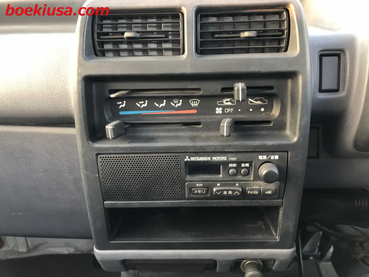 1995 Mitsubishi Minicab 4x4, a white Kei Truck, for sale at Boeki USA in Paterson, NJ (photo 17 of 20)