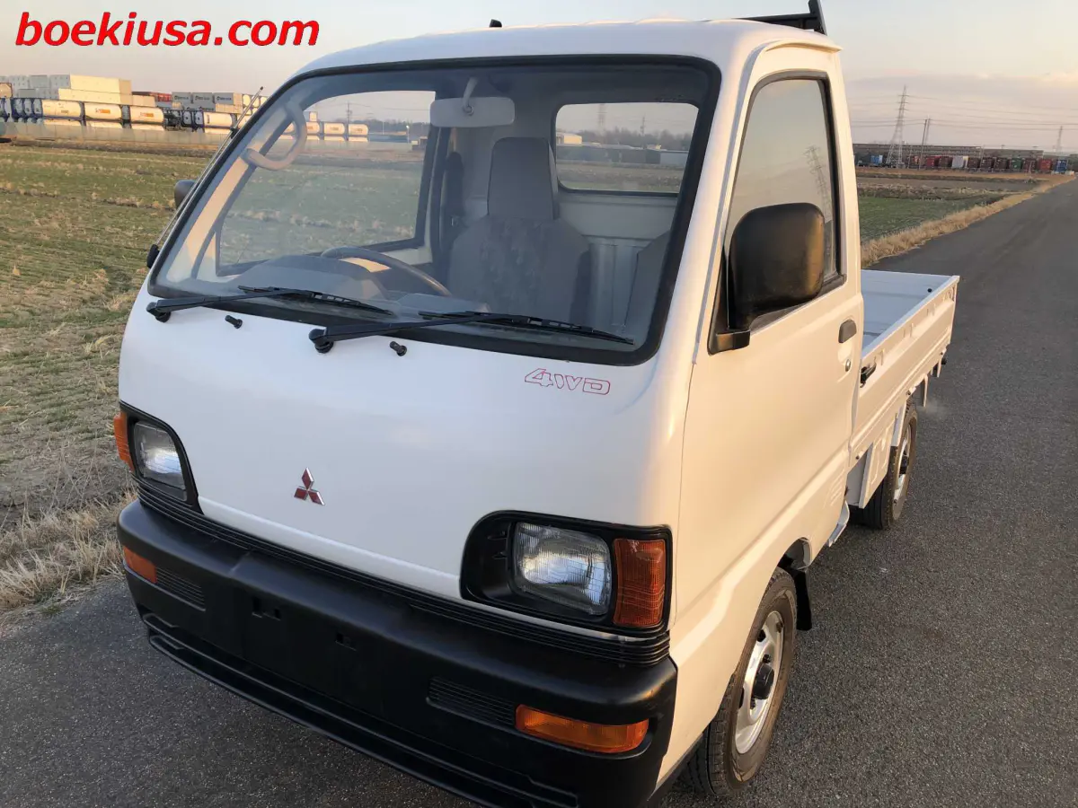 1995 Mitsubishi Minicab 4x4, a white Kei Truck, for sale at Boeki USA in Paterson, NJ (photo 2 of 20)