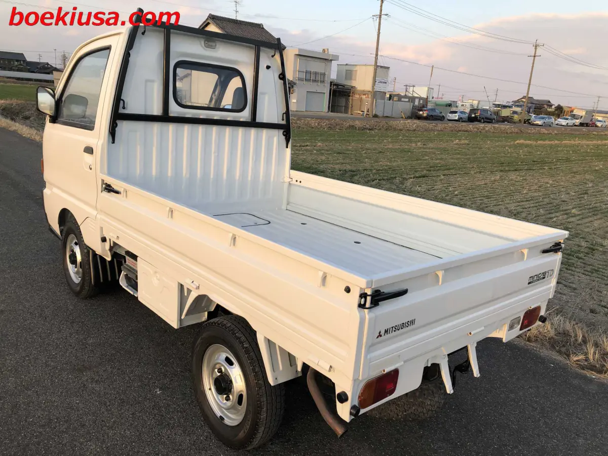 1995 Mitsubishi Minicab 4x4, a white Kei Truck, for sale at Boeki USA in Paterson, NJ (photo 3 of 20)