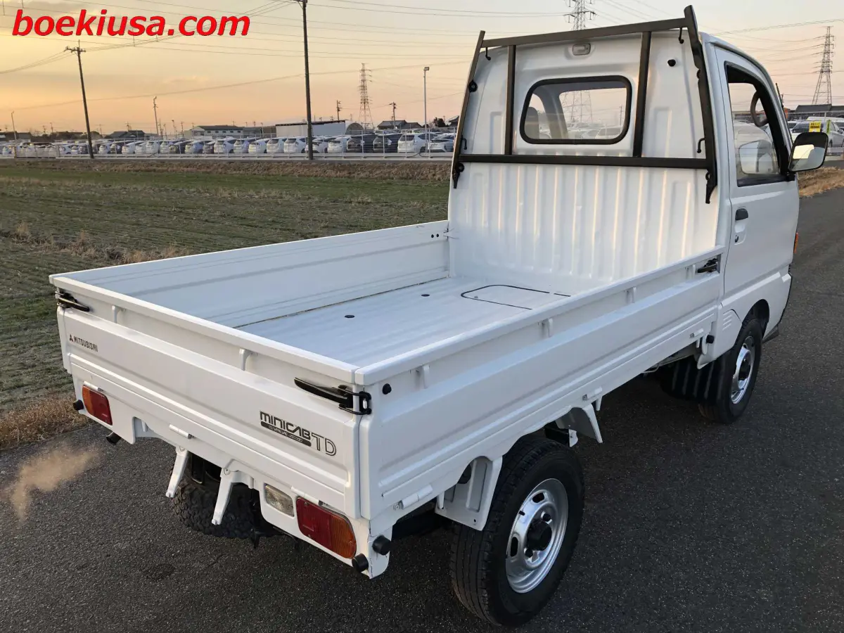 1995 Mitsubishi Minicab 4x4, a white Kei Truck, for sale at Boeki USA in Paterson, NJ (photo 4 of 20)