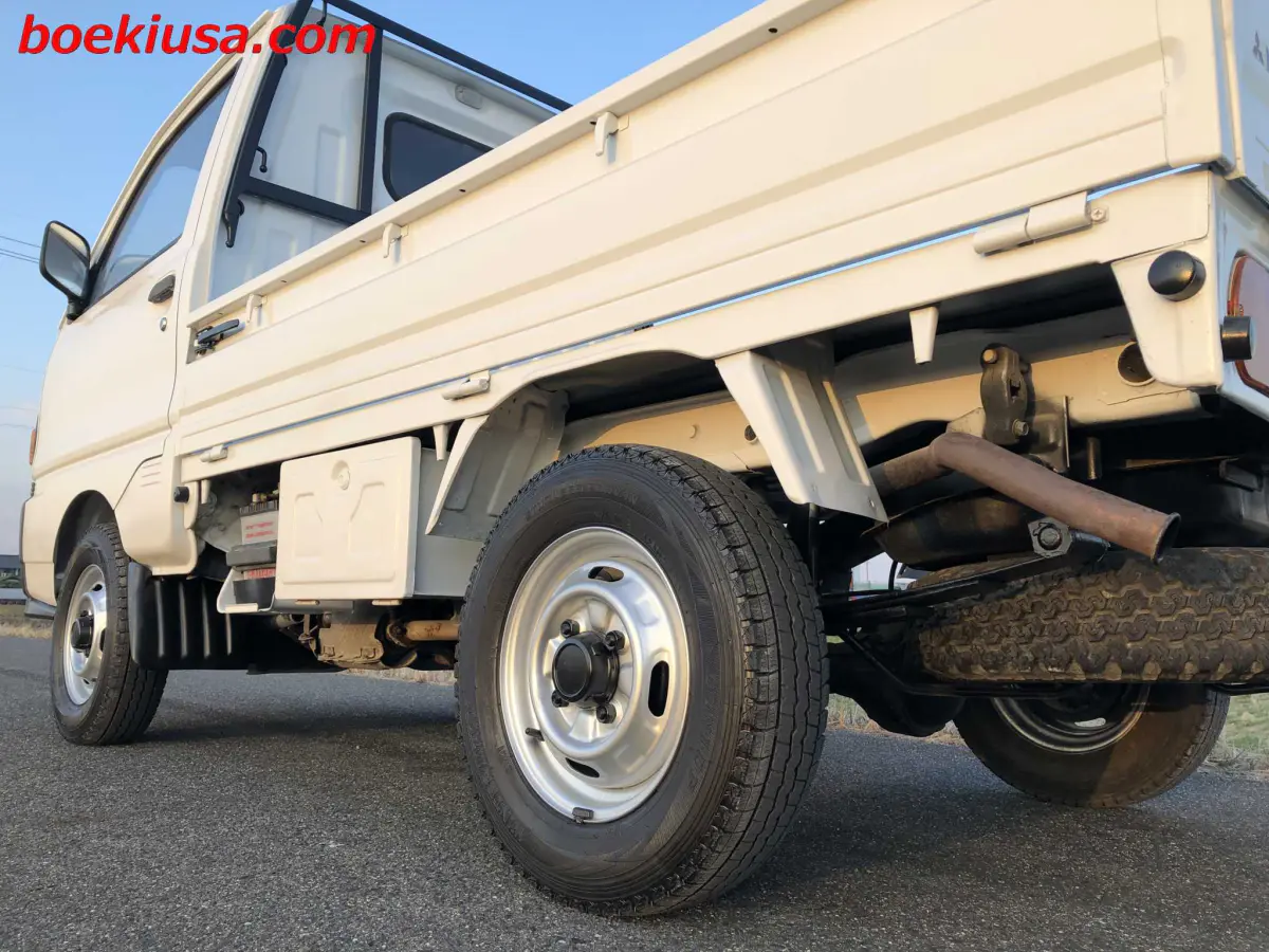 1995 Mitsubishi Minicab 4x4, a white Kei Truck, for sale at Boeki USA in Paterson, NJ (photo 5 of 20)