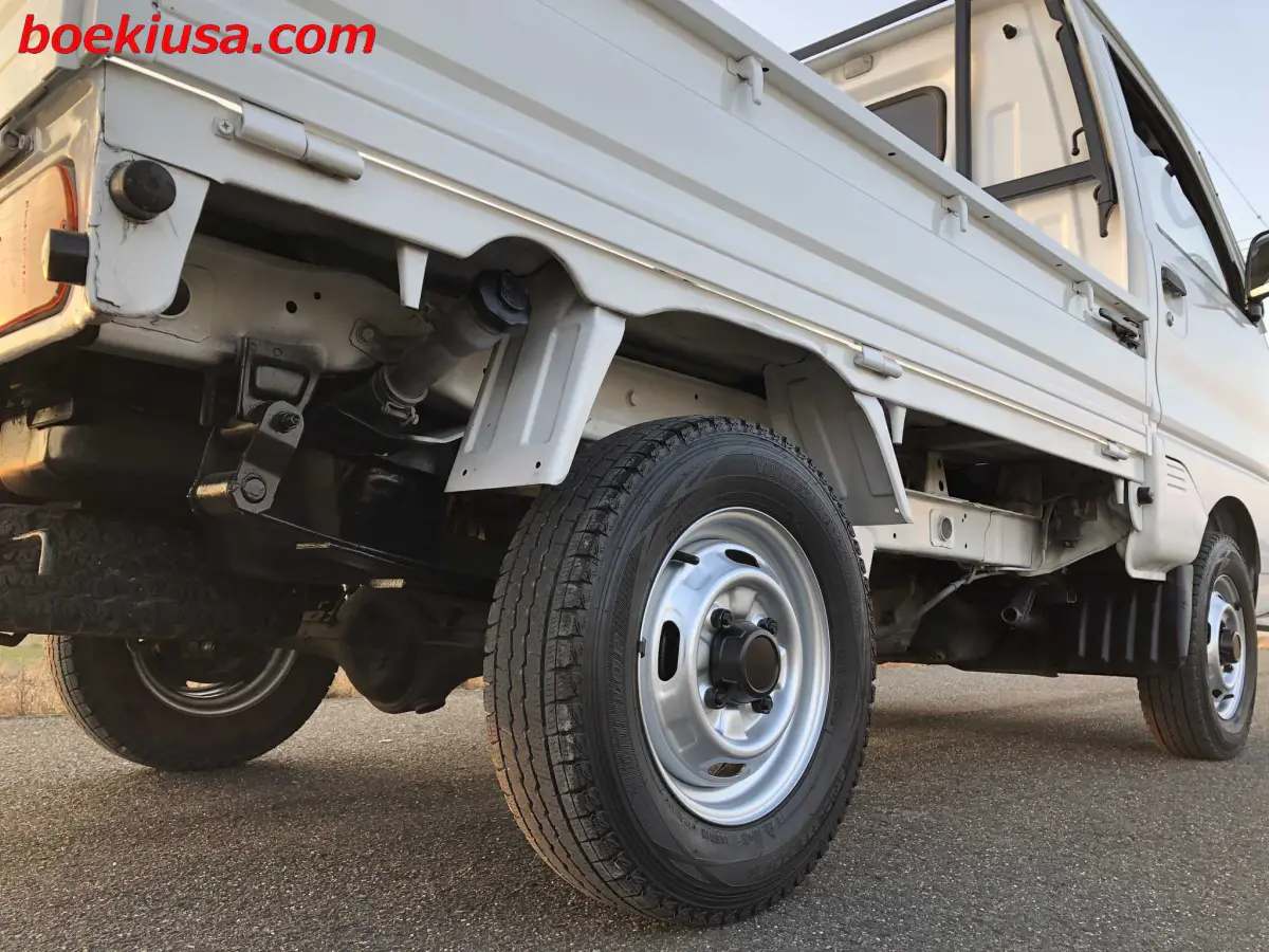 1995 Mitsubishi Minicab 4x4, a white Kei Truck, for sale at Boeki USA in Paterson, NJ (photo 6 of 20)