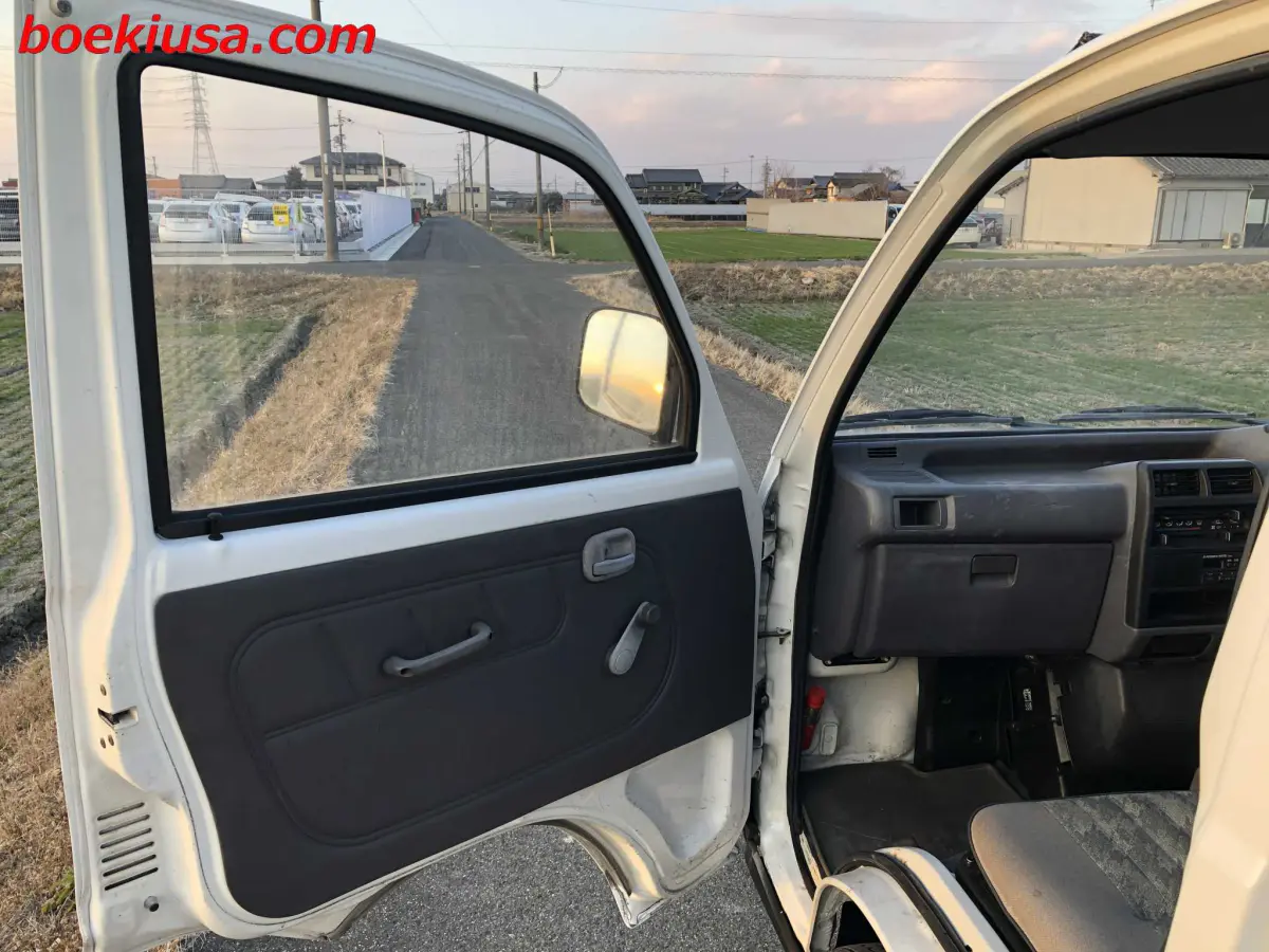 1995 Mitsubishi Minicab 4x4, a white Kei Truck, for sale at Boeki USA in Paterson, NJ (photo 8 of 20)