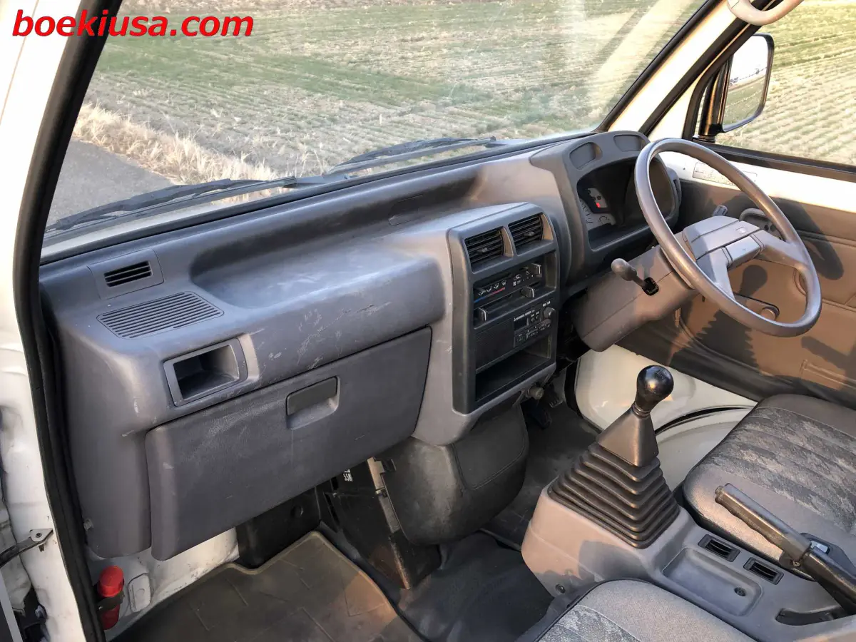 1995 Mitsubishi Minicab 4x4, a white Kei Truck, for sale at Boeki USA in Paterson, NJ (photo 9 of 20)