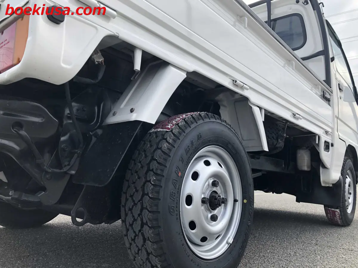 1995 Subaru Sambar 4x4, a white Kei Truck, for sale at Boeki USA in Paterson, NJ (photo 6 of 20)