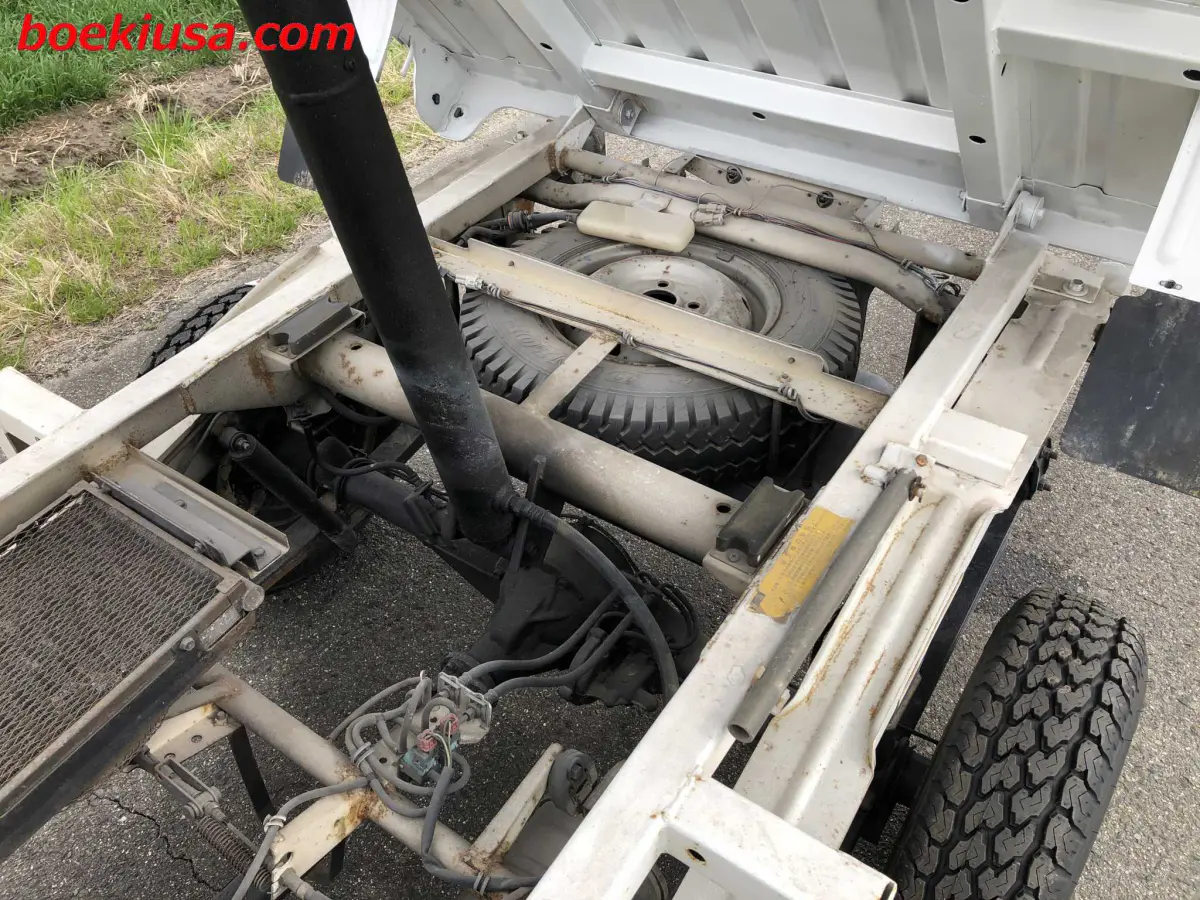 1995 Suzuki Carry Dump 4x4, a white Kei Truck, for sale at Boeki USA in Paterson, NJ (photo 5 of 20)
