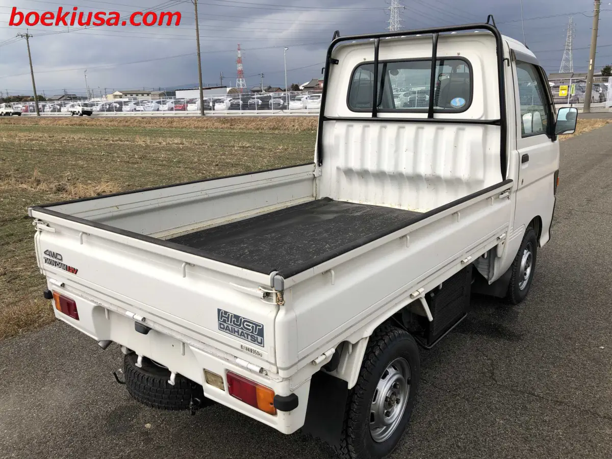 1996 Daihatsu Hijet 4x4, a white Kei Truck, for sale at Boeki USA in Paterson, NJ (photo 4 of 20)