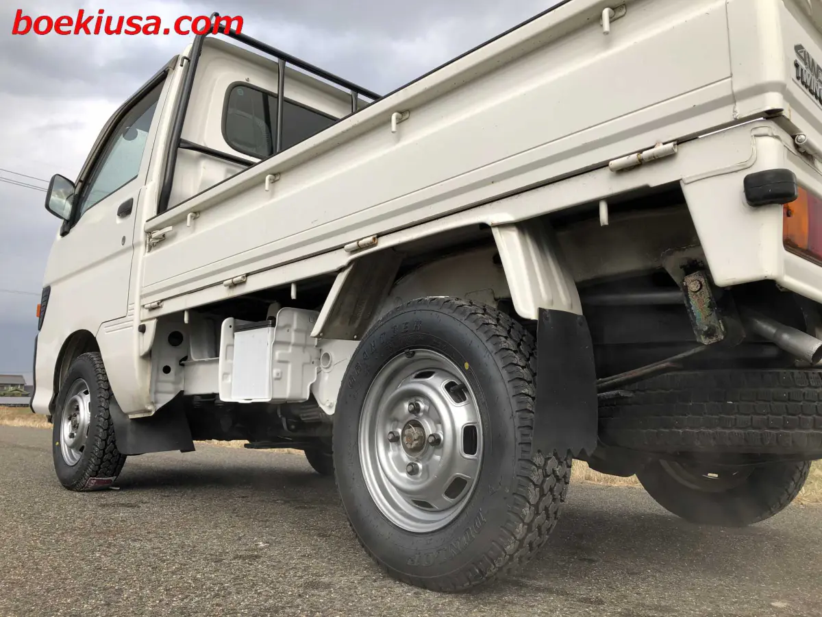 1996 Daihatsu Hijet 4x4, a white Kei Truck, for sale at Boeki USA in Paterson, NJ (photo 5 of 20)