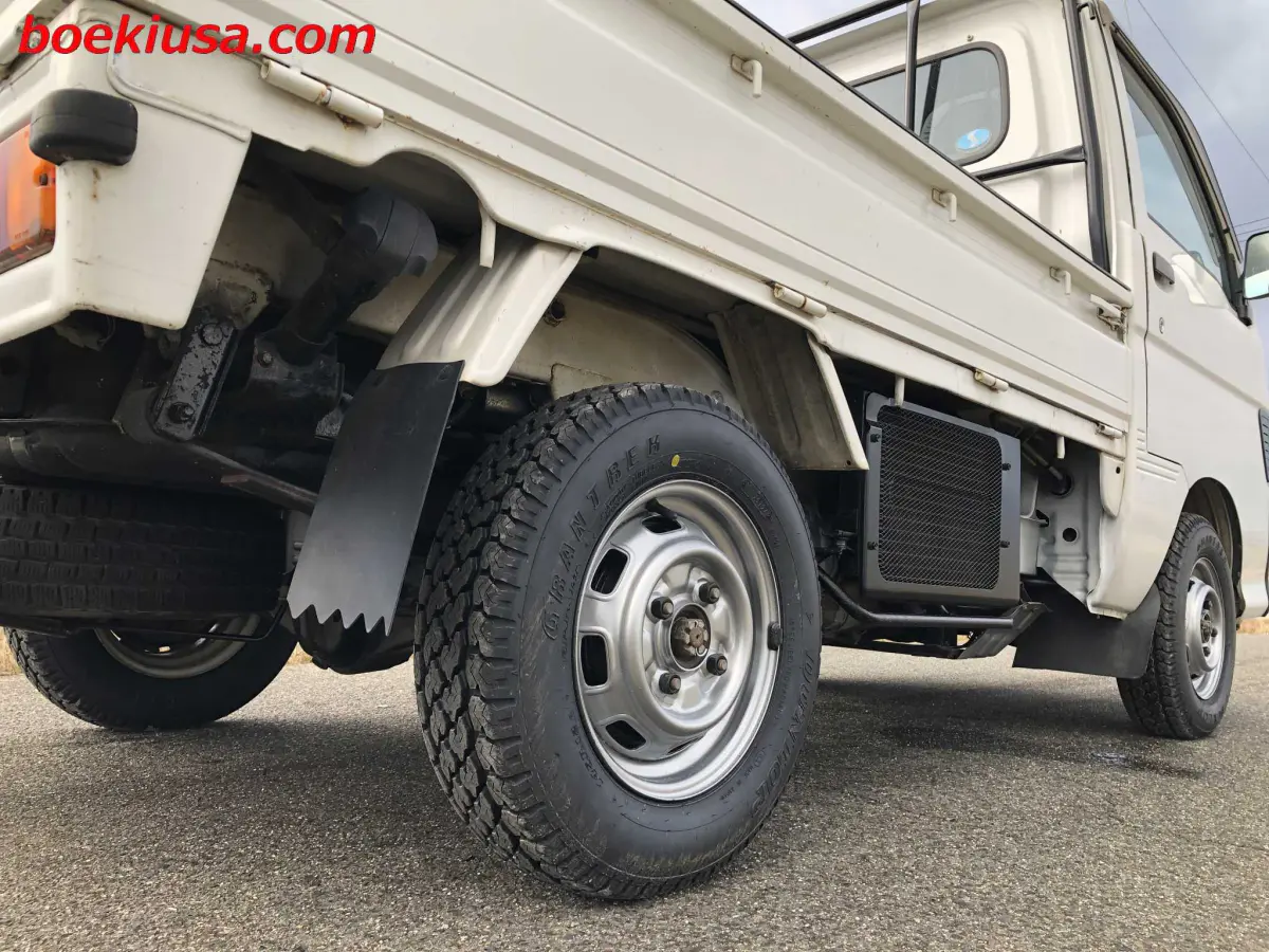 1996 Daihatsu Hijet 4x4, a white Kei Truck, for sale at Boeki USA in Paterson, NJ (photo 6 of 20)