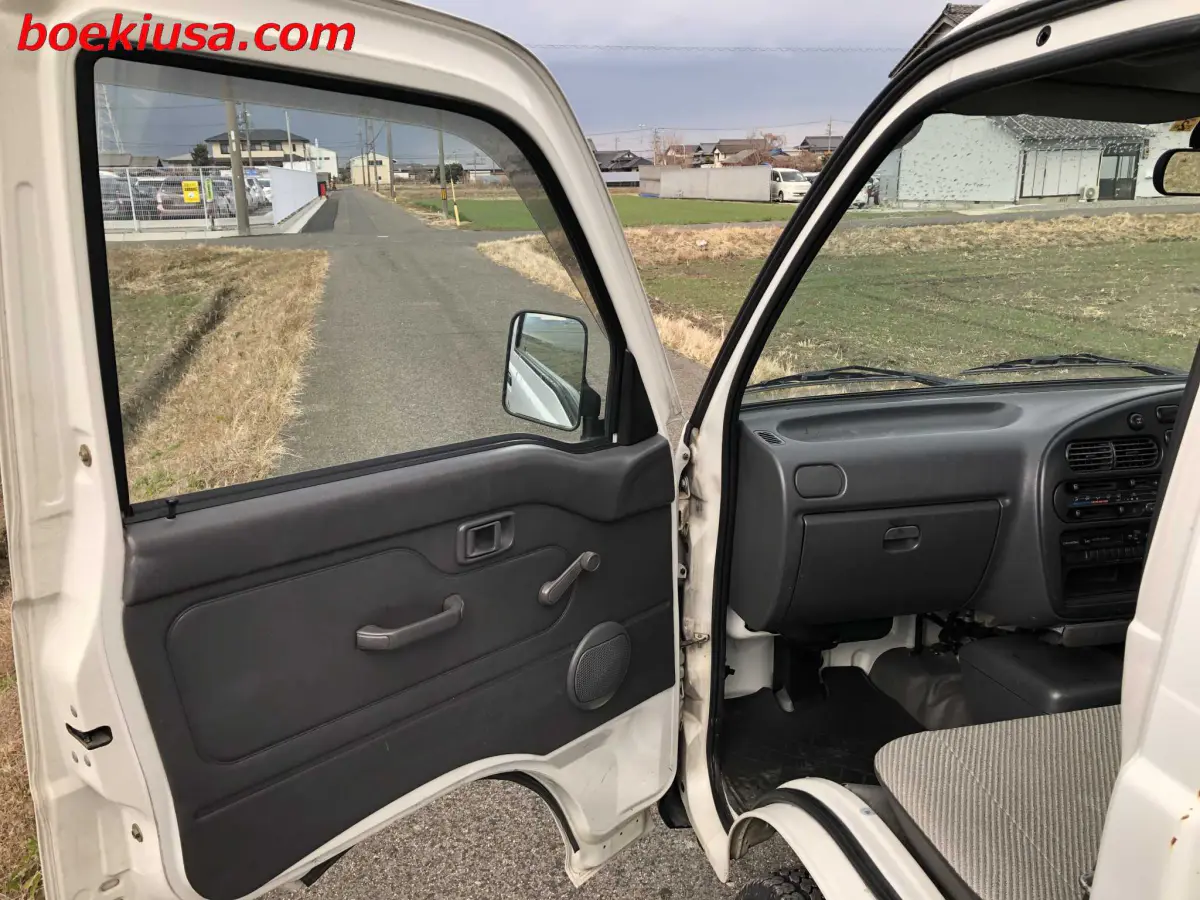 1996 Daihatsu Hijet 4x4, a white Kei Truck, for sale at Boeki USA in Paterson, NJ (photo 8 of 20)