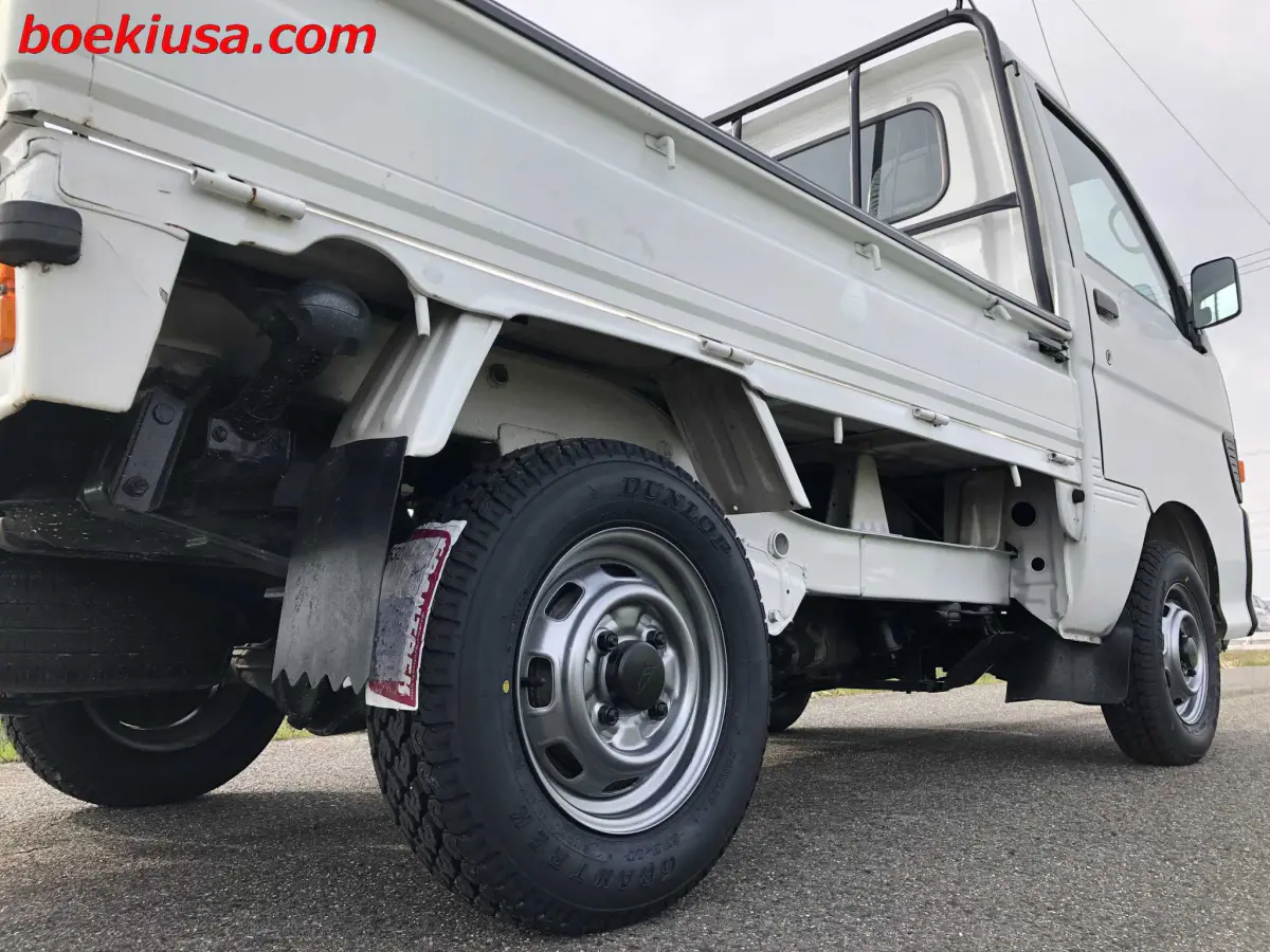1996 Daihatsu Hijet 4x4, a white Kei Truck, for sale at Boeki USA in Paterson, NJ (photo 6 of 20)