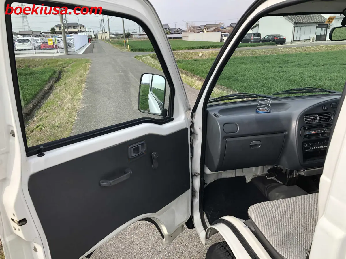 1996 Daihatsu Hijet 4x4, a white Kei Truck, for sale at Boeki USA in Paterson, NJ (photo 8 of 20)