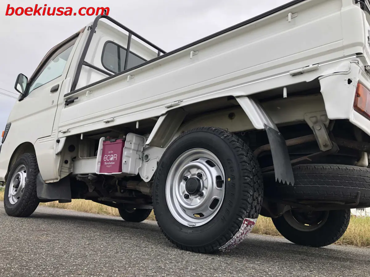 1996 Daihatsu Hijet 4x4, a white Kei Truck, for sale at Boeki USA in Paterson, NJ (photo 5 of 20)