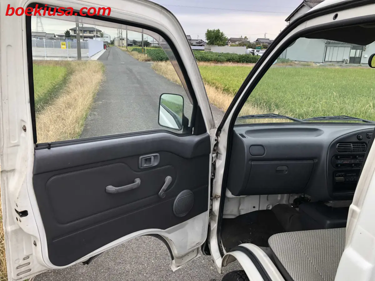 1996 Daihatsu Hijet 4x4, a white Kei Truck, for sale at Boeki USA in Paterson, NJ (photo 8 of 20)