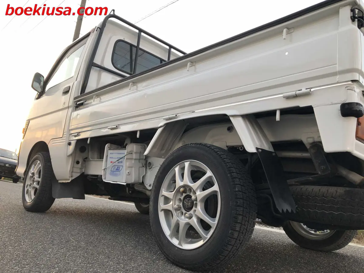 1996 Daihatsu Hijet 4x4, a white Kei Truck, for sale at Boeki USA in Paterson, NJ (photo 5 of 20)
