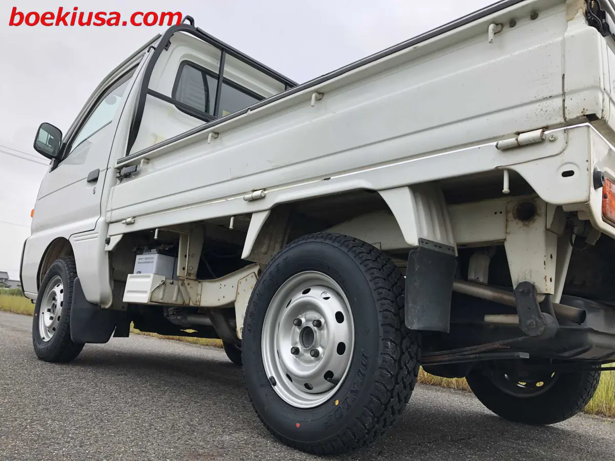 1996 Suzuki Carry 4x4, a white Kei Truck, for sale at Boeki USA in Paterson, NJ (photo 5 of 20)