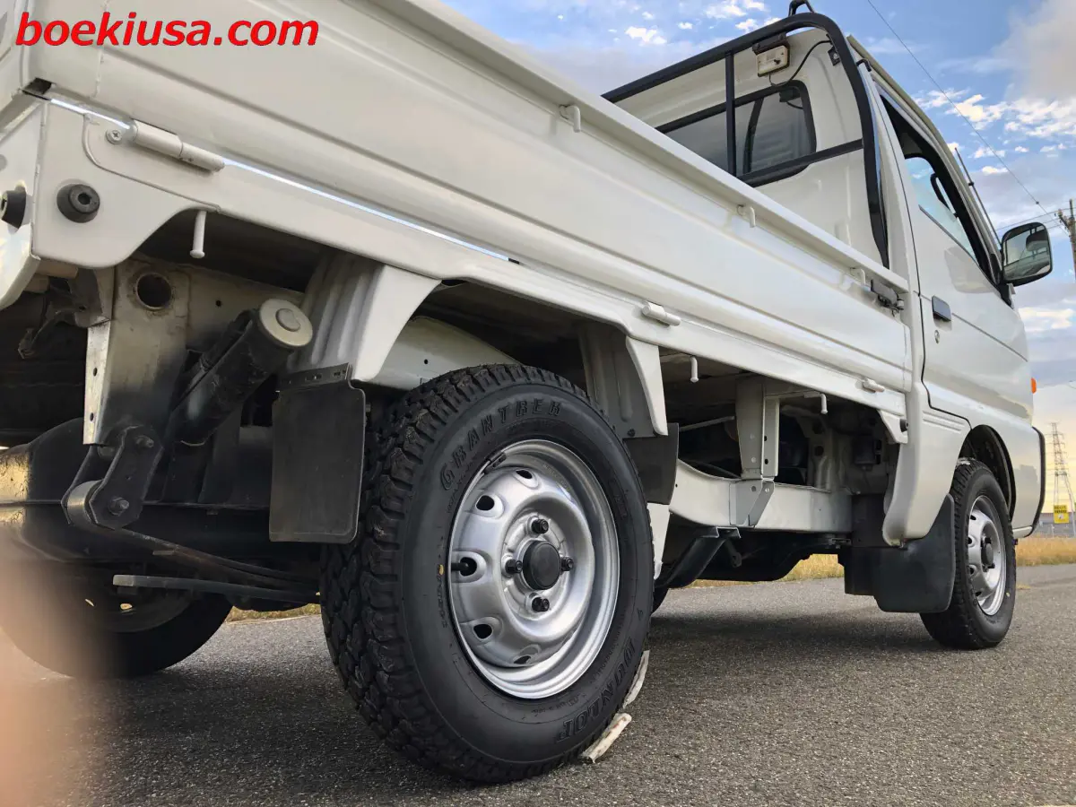 1996 Suzuki Carry 4x4, a white Kei Truck, for sale at Boeki USA in Paterson, NJ (photo 6 of 20)