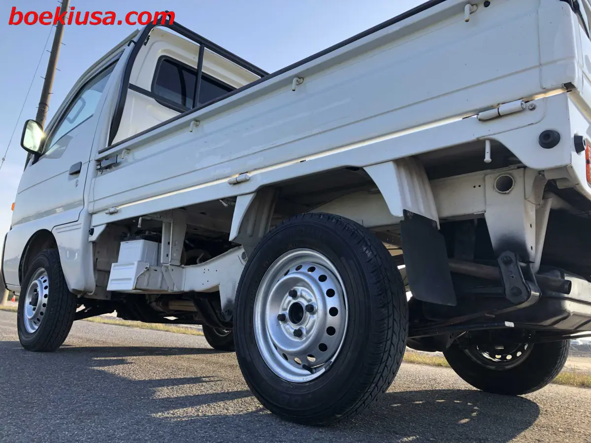 1996 Suzuki Carry 4x4, a white Kei Truck, for sale at Boeki USA in Paterson, NJ (photo 5 of 20)