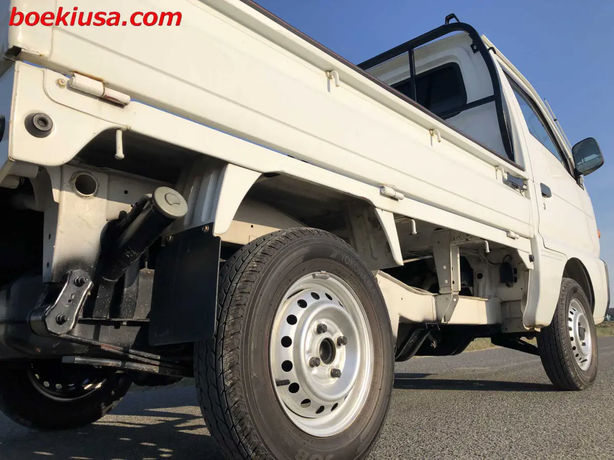 1996 Suzuki Carry 4x4, a white Kei Truck, for sale at Boeki USA in Paterson, NJ (photo 6 of 20)