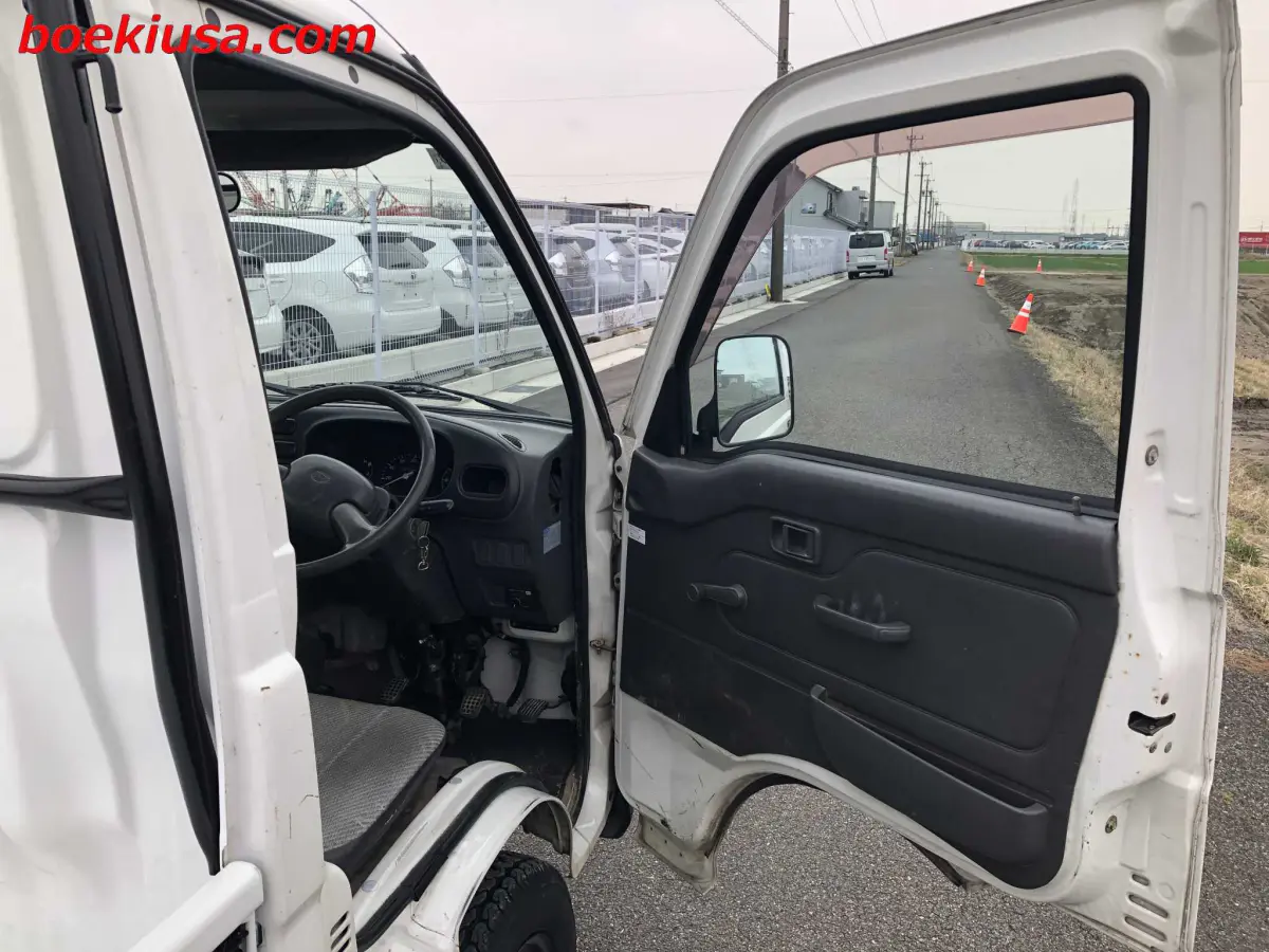 1997 Daihatsu Hijet 4x4, a white Kei Truck, for sale at Boeki USA in Paterson, NJ (photo 12 of 20)