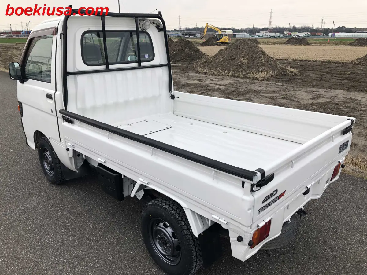1997 Daihatsu Hijet 4x4, a white Kei Truck, for sale at Boeki USA in Paterson, NJ (photo 3 of 20)