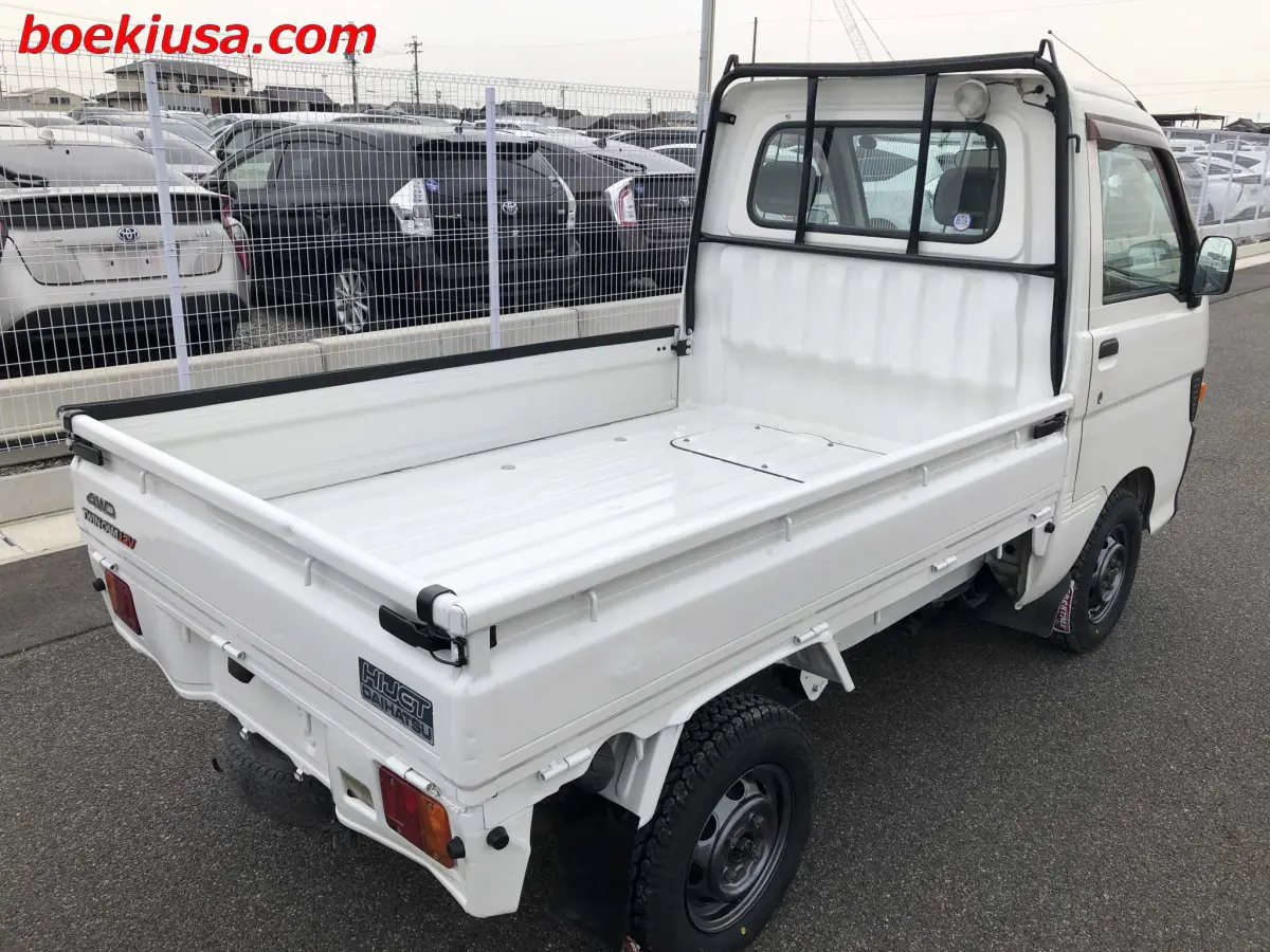 1997 Daihatsu Hijet 4x4, a white Kei Truck, for sale at Boeki USA in Paterson, NJ (photo 4 of 20)
