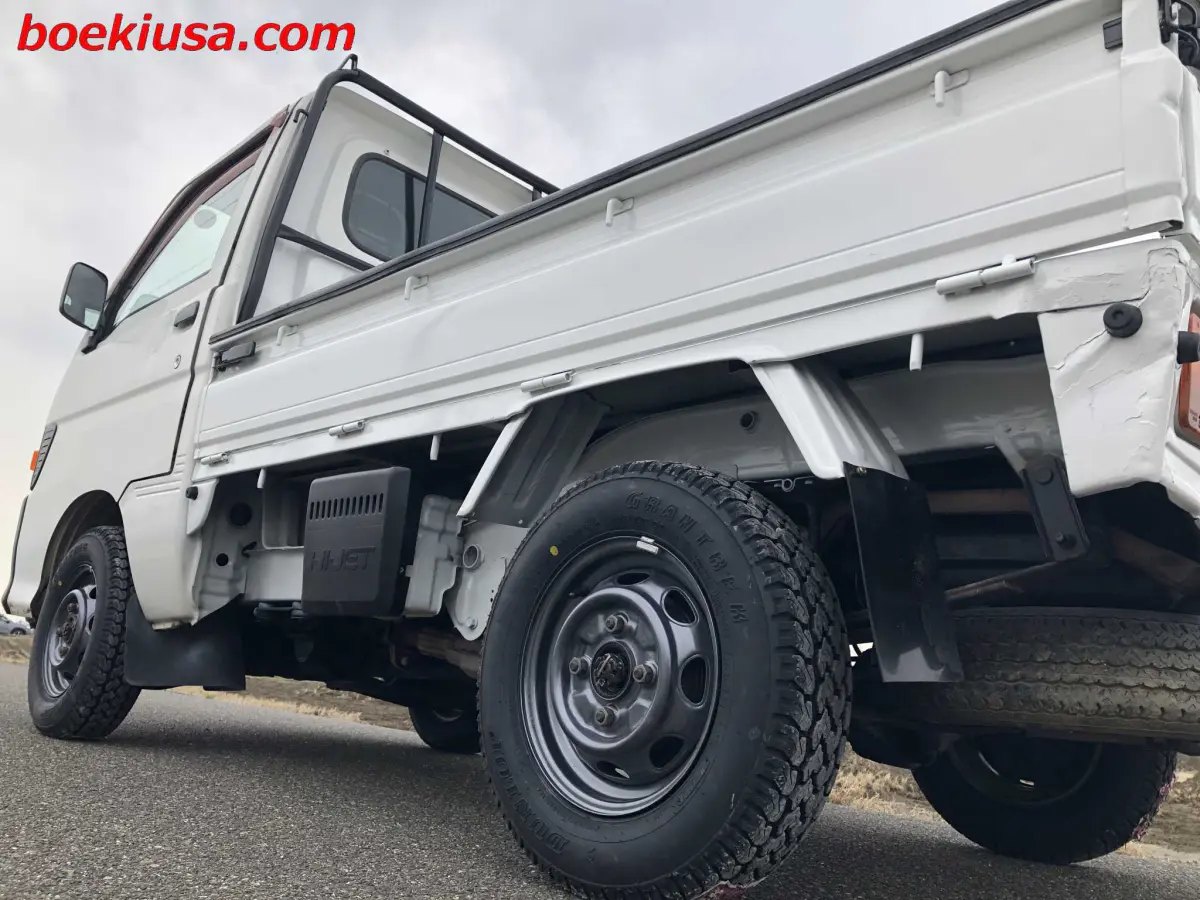 1997 Daihatsu Hijet 4x4, a white Kei Truck, for sale at Boeki USA in Paterson, NJ (photo 5 of 20)