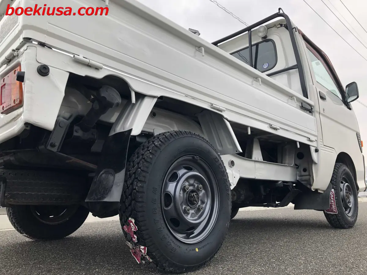 1997 Daihatsu Hijet 4x4, a white Kei Truck, for sale at Boeki USA in Paterson, NJ (photo 6 of 20)