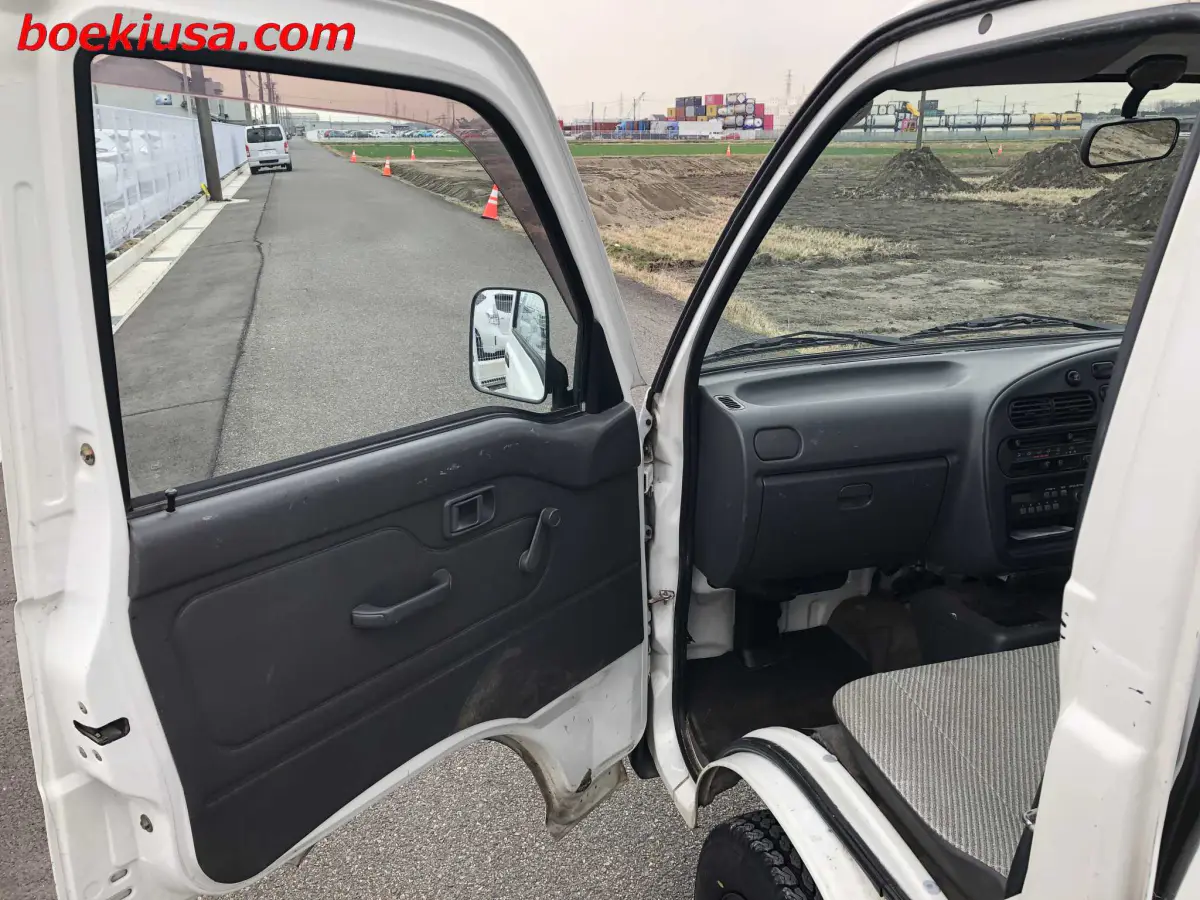 1997 Daihatsu Hijet 4x4, a white Kei Truck, for sale at Boeki USA in Paterson, NJ (photo 8 of 20)