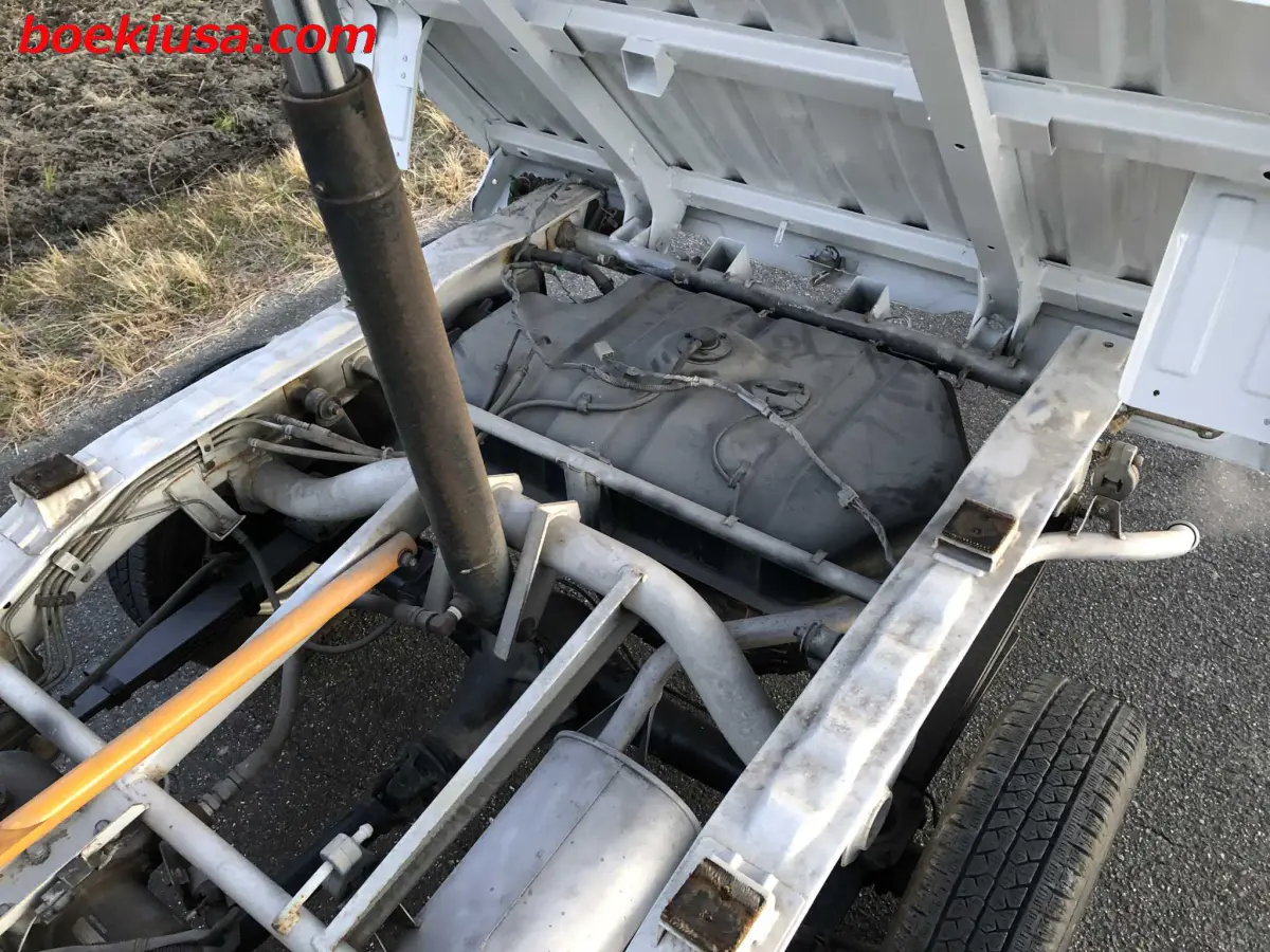 1997 Mitsubishi Minicab Dump 4x4, a white Kei Truck, for sale at Boeki USA in Paterson, NJ (photo 5 of 20)
