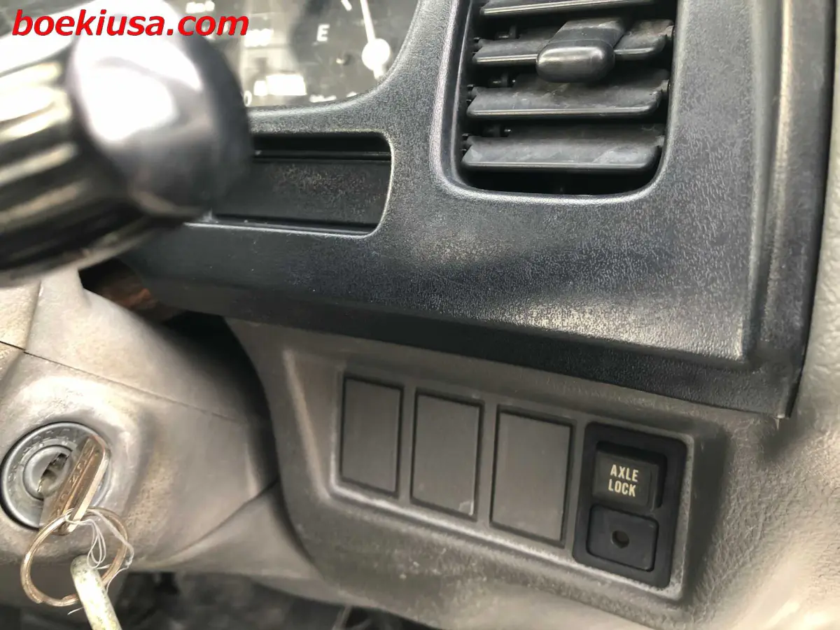1997 Suzuki Carry 4x4, a white Kei Truck, for sale at Boeki USA in Paterson, NJ (photo 16 of 20)