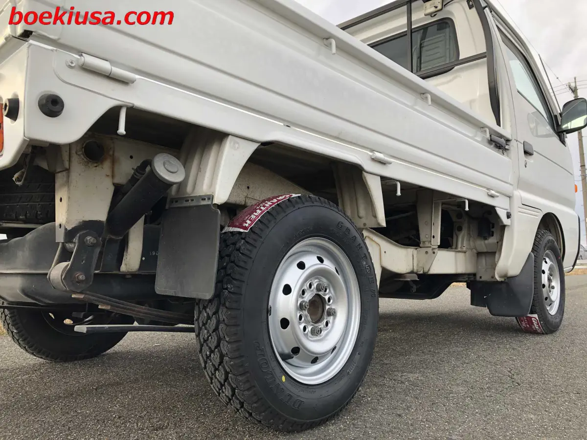1997 Suzuki Carry 4x4, a white Kei Truck, for sale at Boeki USA in Paterson, NJ (photo 6 of 20)