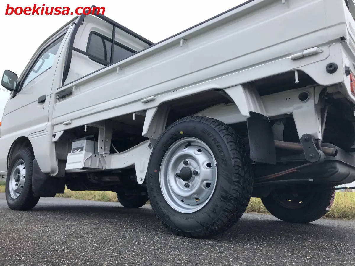 1997 Suzuki Carry 4x4, a white Kei Truck, for sale at Boeki USA in Paterson, NJ (photo 5 of 20)