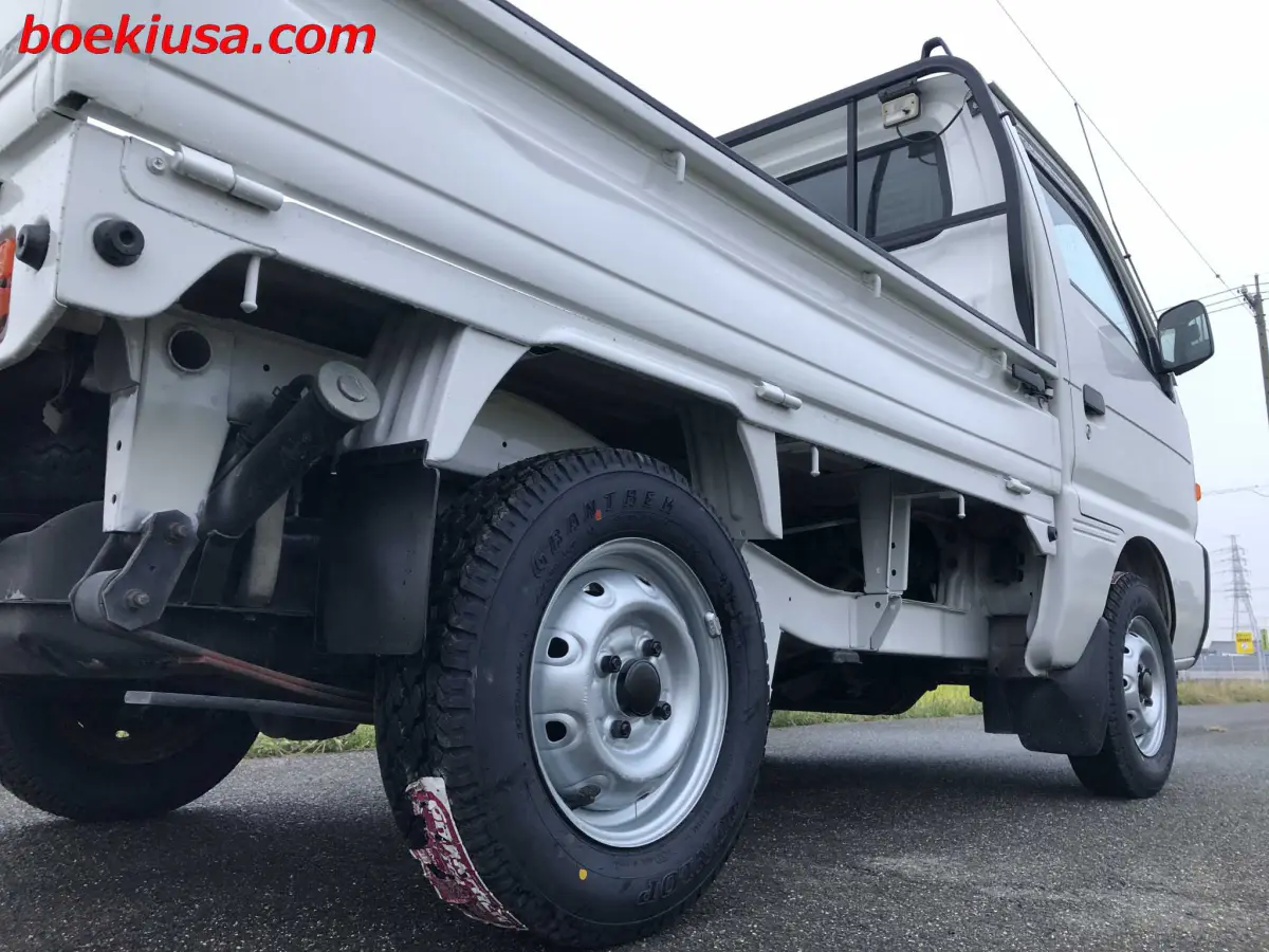 1997 Suzuki Carry 4x4, a white Kei Truck, for sale at Boeki USA in Paterson, NJ (photo 6 of 20)