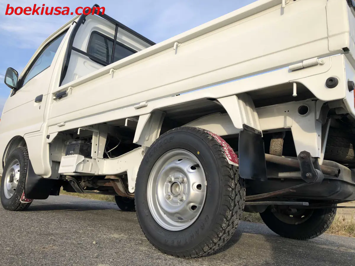 1997 Suzuki Carry 4x4, a white Kei Truck, for sale at Boeki USA in Paterson, NJ (photo 5 of 20)