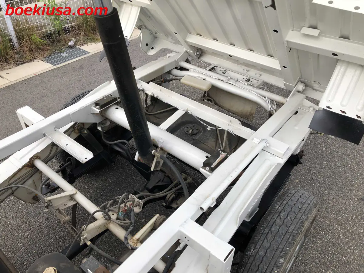 1997 Suzuki Carry Dump 4x4, a white Kei Truck, for sale at Boeki USA in Paterson, NJ (photo 5 of 20)