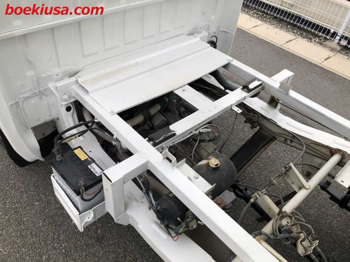 1997 Suzuki Carry Dump 4x4, a white Kei Truck, for sale at Boeki USA in Paterson, NJ (photo 6 of 20)