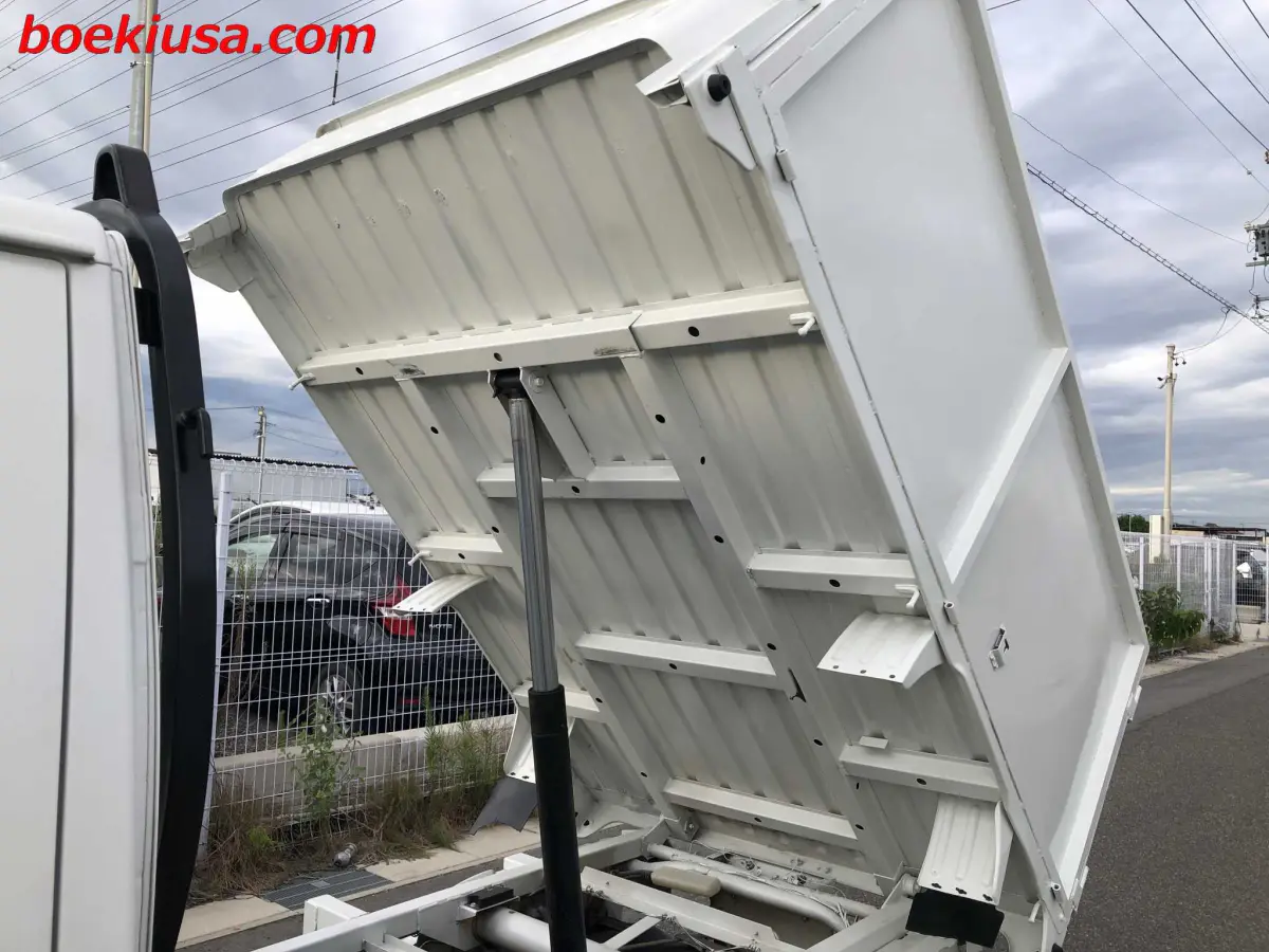 1997 Suzuki Carry Dump 4x4, a white Kei Truck, for sale at Boeki USA in Paterson, NJ (photo 7 of 20)