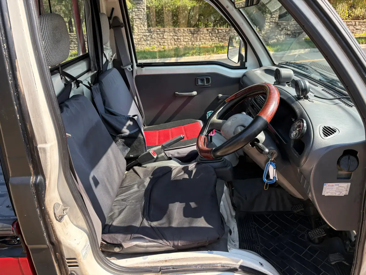1998 Daihatsu Hijet, 4WD + AC, a Kei Truck, for sale at Sunshine Imports in Austin, TX (photo 7 of 12)
