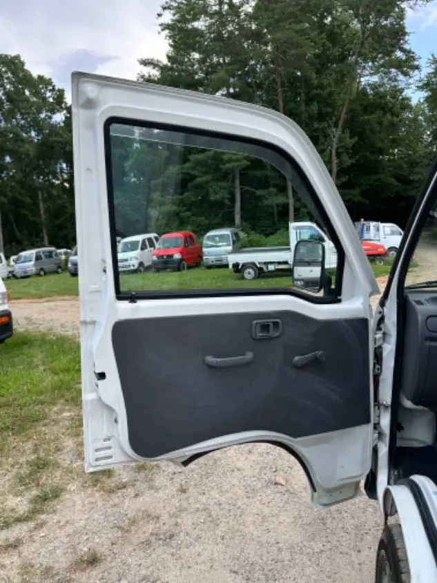 1998 Daihatsu Hijet 4WD, a white Kei Truck, for sale at Mayberry Mini Trucks in Mount Airy, NC (photo 8 of 20)