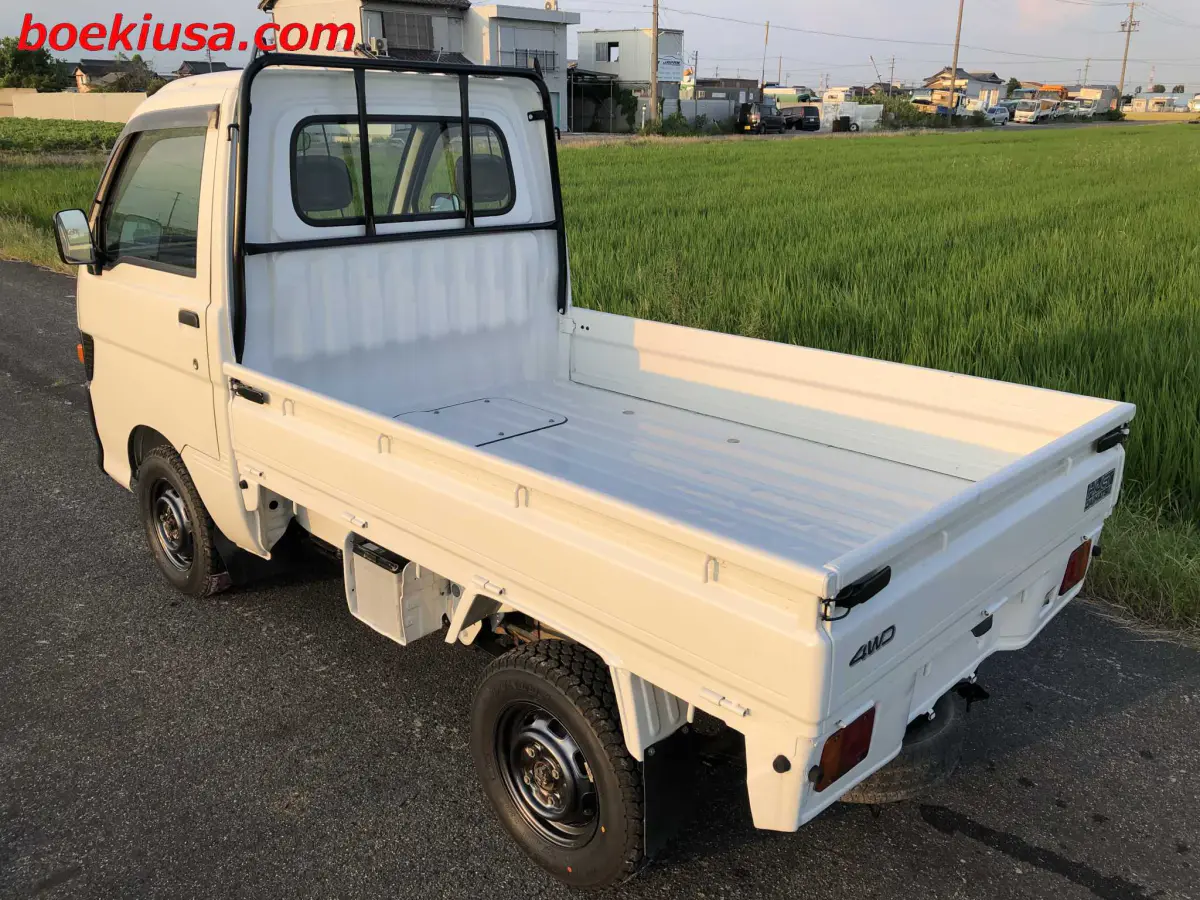 1998 Daihatsu Hijet 4x4, a white Kei Truck, for sale at Boeki USA in Paterson, NJ (photo 3 of 20)
