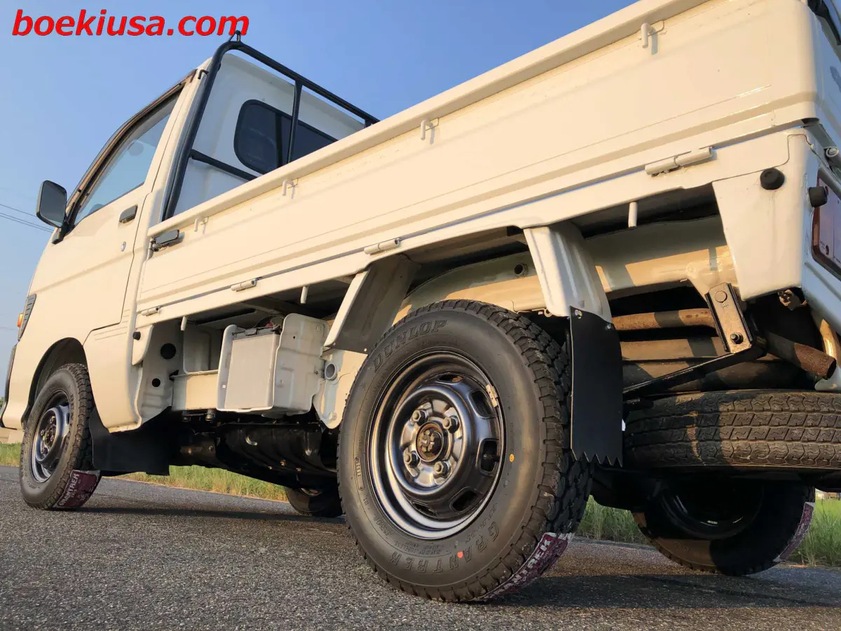 1998 Daihatsu Hijet 4x4, a white Kei Truck, for sale at Boeki USA in Paterson, NJ (photo 5 of 20)