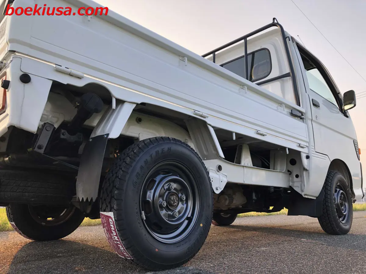 1998 Daihatsu Hijet 4x4, a white Kei Truck, for sale at Boeki USA in Paterson, NJ (photo 6 of 20)